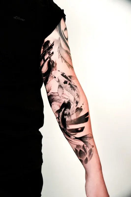 Japanisches Tattoo von Chibi — Koi mit Tusche Brushwork und Lotus, Memorink Heilbronn