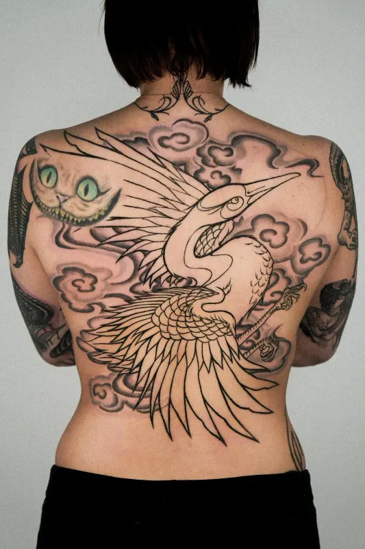Japanisches Tattoo von Chibi — Kranich und Cheshire Cat Backpiece, Memorink Heilbronn
