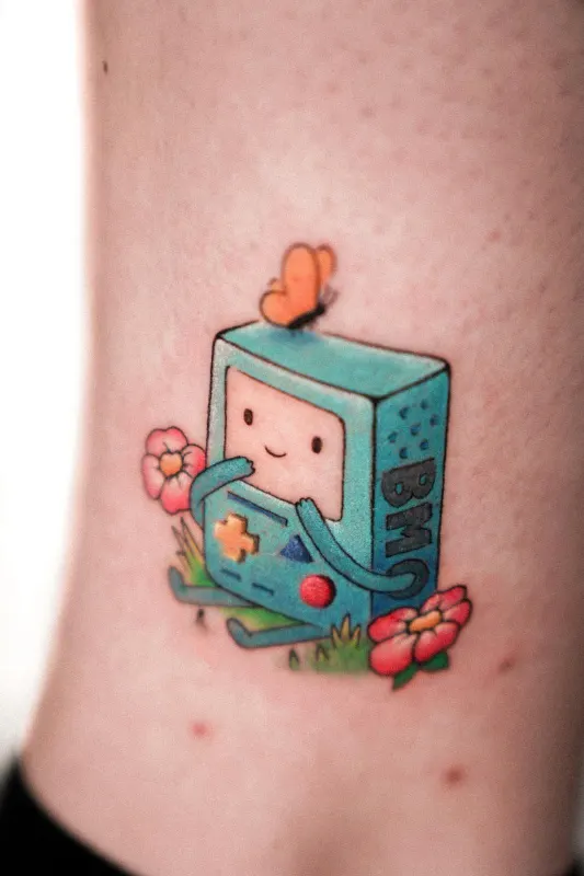 Color Tattoo von Chibi — BMO aus Adventure Time mit Blumen, Memorink Heilbronn